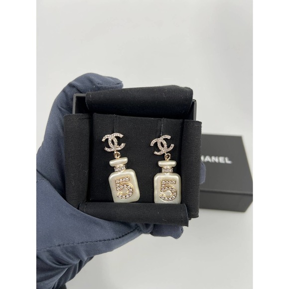 NIB CHANEL 22S CC NO.5 PERFUME BOTTLE DROP EARRINGS - Picture 6 of 15